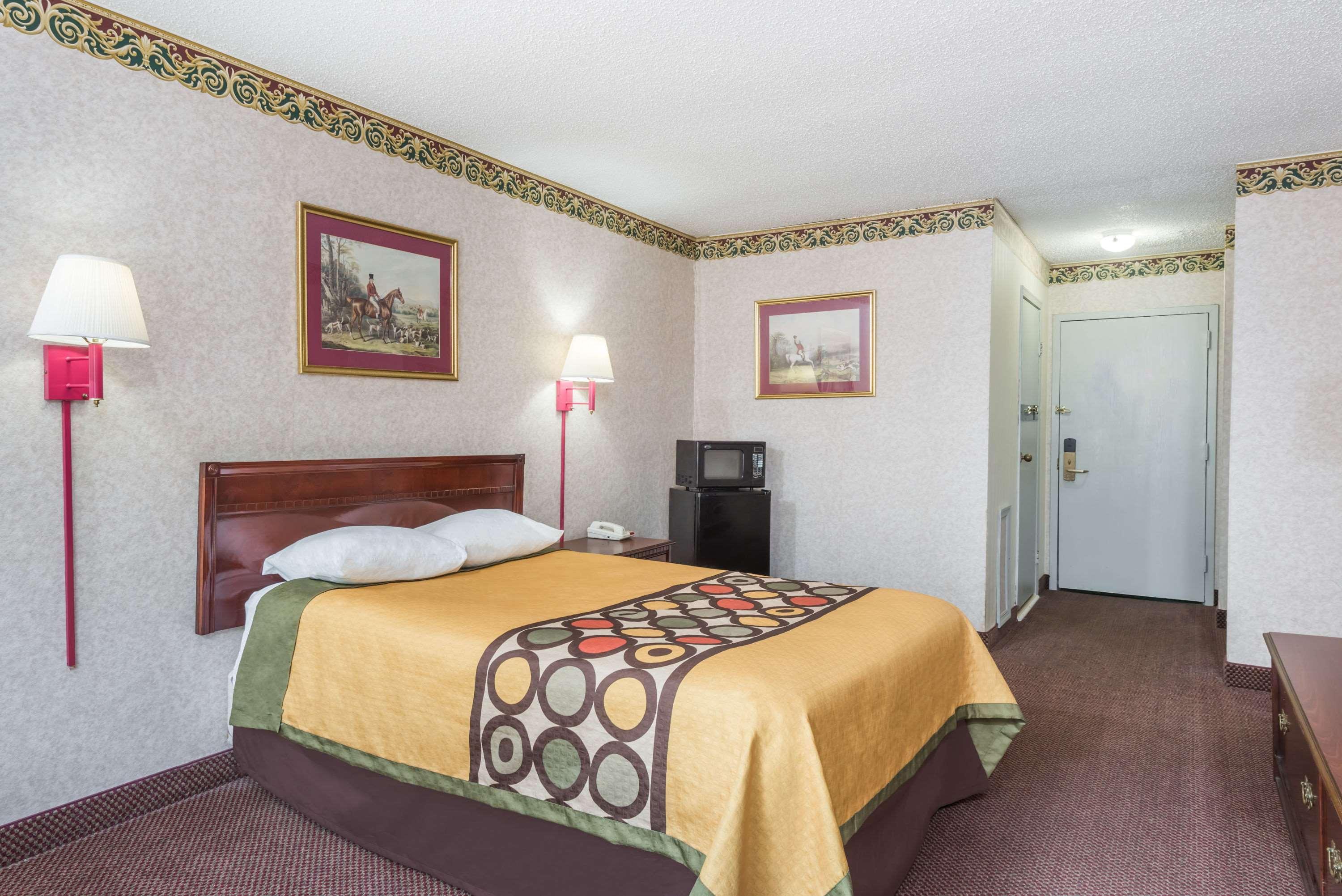 Super 8 By Wyndham Hancock Md Екстериор снимка